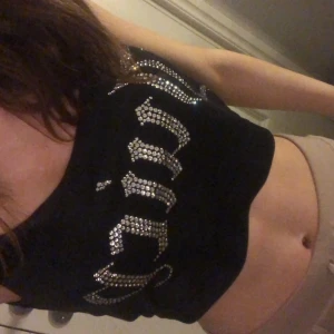Juicy topp  - Säljer nu denna topp ifrån juicy. Nästan aldrig använd. Fint skick, är inte helt hundra men skulle tro att alla diamanter är kvar💖🥰
