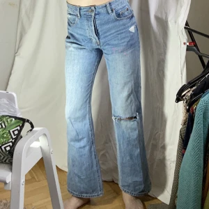 Jeans - Flare jeans med hål och hög midja.  Skicka DM vid frågor. ☆．。･