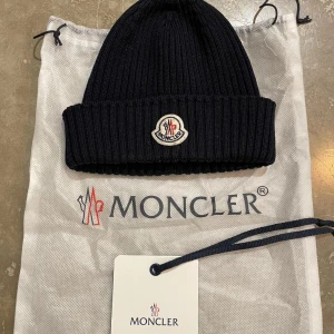 Moncler mössa - Säljer en moncler mössa onesice. Den är använd 3-4 gånger förra vintern. Ser nästan helt ny ut. Hör av er vid intresse