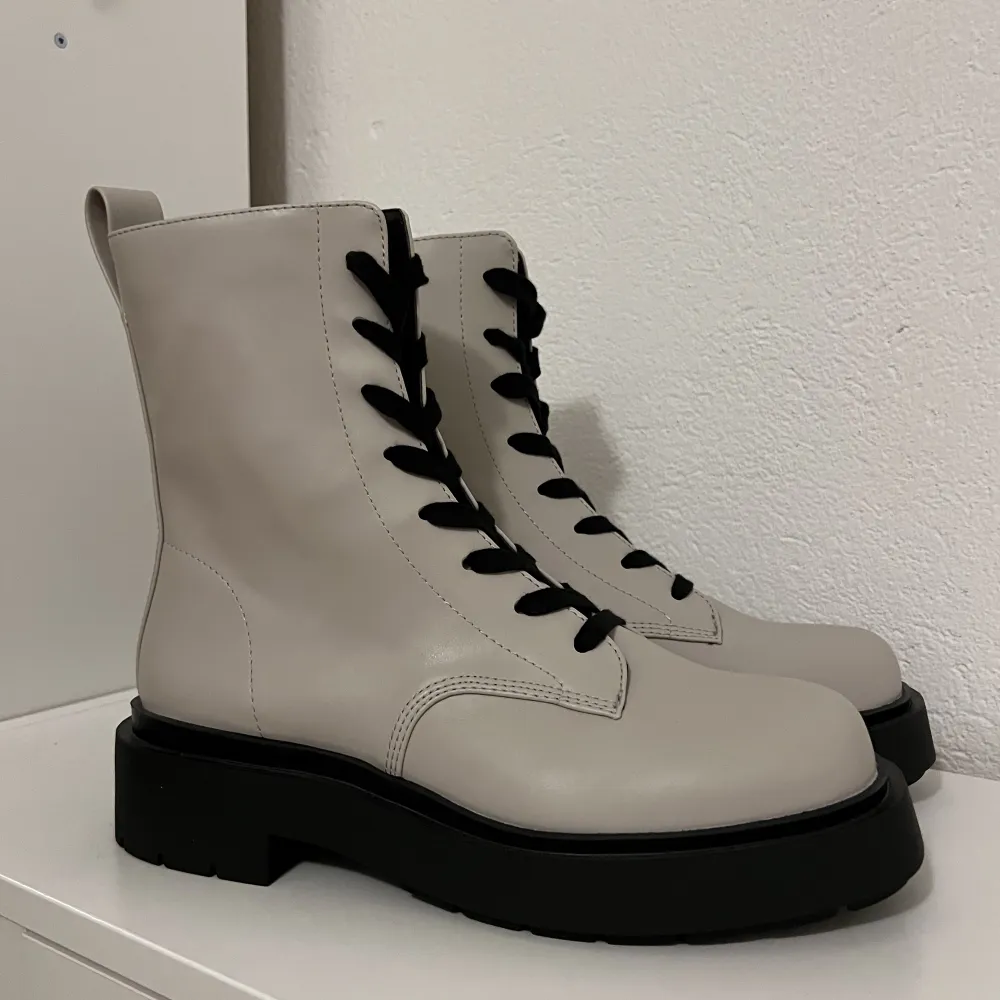 Helt nya boots från hm i stl 40. Beiga och svarta med 5cm sula.. Skor.