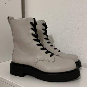 Helt nya boots från hm i stl 40. Beiga och svarta med 5cm sula.