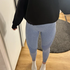 Blåa träningstights - Blåa träningstights med märket Divina i strl S, jag är 170 cm. Använda ett fåtal gånger, säljer då de inte kommer till användning. Nypris 400kr😊