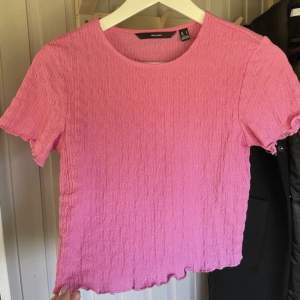 rosa tshirt från vero moda, använd fåtal gånger och formar kroppen väldigt fint 