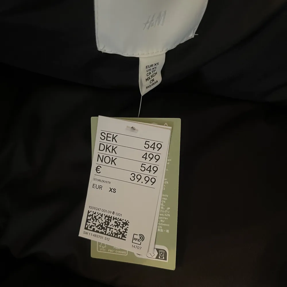 Säljer denna populära jackan från HM. Den är oanvänd med lapparna kvar, men säljer den då jag inte hann lämna tillbaka den. Nypris 549kr. Köparen står för frakt🫶🏼. Jackor.