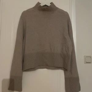 Tjocktröja från &Other Stories  - En otroligt fin och skön stickad tröja från &Other Stories! Storlek S, men passar även M! Den är i en så fin beige färg och ett otroligt skönt material - 100% ull 😍  Köpt för 990kr, eftersom det är ett så fint material, och därav mitt lite högre pris 💕🙌🏼 