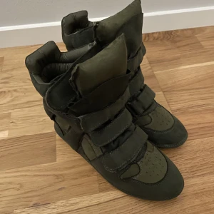 boots - Jättefina mörkgröna skor som liknar Isabel Marant väldigt mycket. Helt oanvända och jättefint skick. Står storlek 40 men passar mig som oftast har 39. Tryck gärna köp nu eller ge prisförslag. Hör av er för fler frågor💗