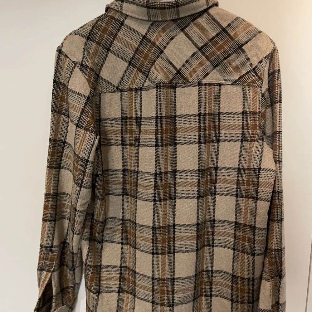 Shirt jacket/ tjock skjorta från samsøe och samsøe. Använd ett fåtal gånger. Storlek L.. Skjortor.