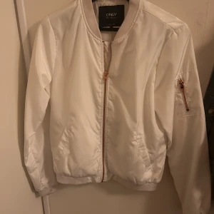 Bomberjacka  - Vit Bomberjacka , använd fåtal gr 