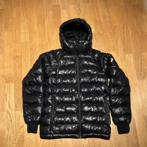 PEAK PERFORMANCE JACKA - Jag säljer min peak performance jacka på grund av att jag har köpt en ny. Riktigt sjysst jacka  i toppp skick och knappt använd. St 170. 