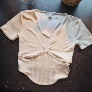 Tröja - Säljer denna tröja från new yorker, köpte för någon dag sedan. Köpte för typ 90kr säljer för 70 men pris kan diskuteras, !! Tryck INTE på köp nu skriv privat till mig om du vill köpa!!