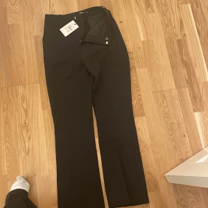 Kostymbyxor Bikbok  - Kostymbyxor från Bikbok aldrig använda prislappen kvar köpta för 400kr mitt pris 300kr