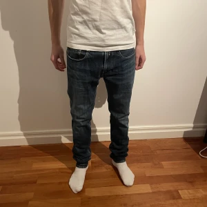 Replay jeans - Säljer ett par as feta Replay jeans i storlek W31 L34 , modell Anbass, skick 9/10, Nypris: 1500kr Vårt pris: 499kr