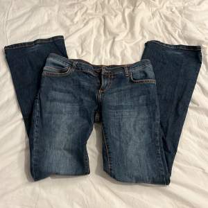 Jätte fina low waist boot cut jeans som jag aldrig använt. Har haft dem i min garderob superläge men inte använt dem. 