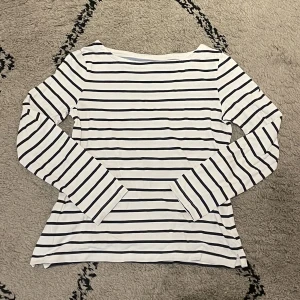 Randdig tröja - Säljer min randiga tröja ifrån boomerang. Bra skick i storlek M. Kontakta vid frågor💕