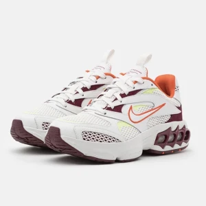 Nike zoom fire - Knappt annvända Nike zoom air fire, säljer pga fel storlek tyvärr! Kan skicka fler bilder på skorna😊 Svårt att få tag på just denna färg köpta för 1,450kr