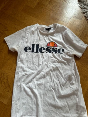 ellesse tshirt  - säljer denna ellesse t shirten som endast är använd fåtal gånger och är i väldigt bra skick. köparen står för frakten!