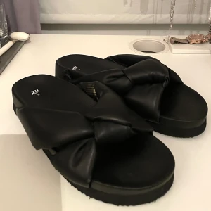 Tofflor - Svarta tofflor från hm, bra skick lite små i storleken