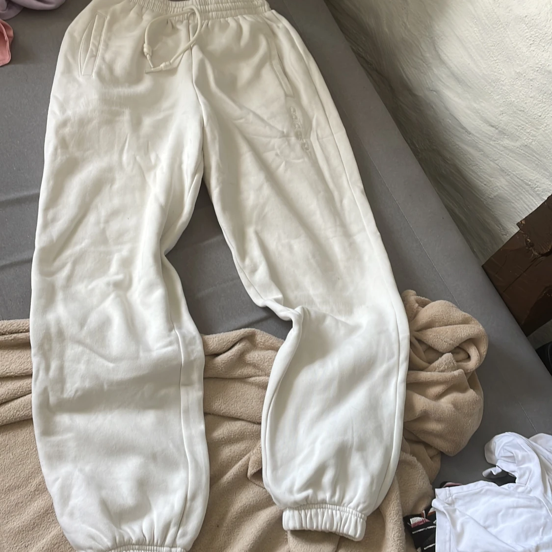 2 vita mjukisbyxor  - 90