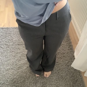 randiga kosymbyxor - Säljer dessa kostymbyxor då de tyvärr blivit för stora för mig, använt ca 2 ggr så i nyskick. Orginalpris 600kr