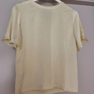Så fin blus från Mango  - Jätte söt blus från mango i färgen gul. Stl 34