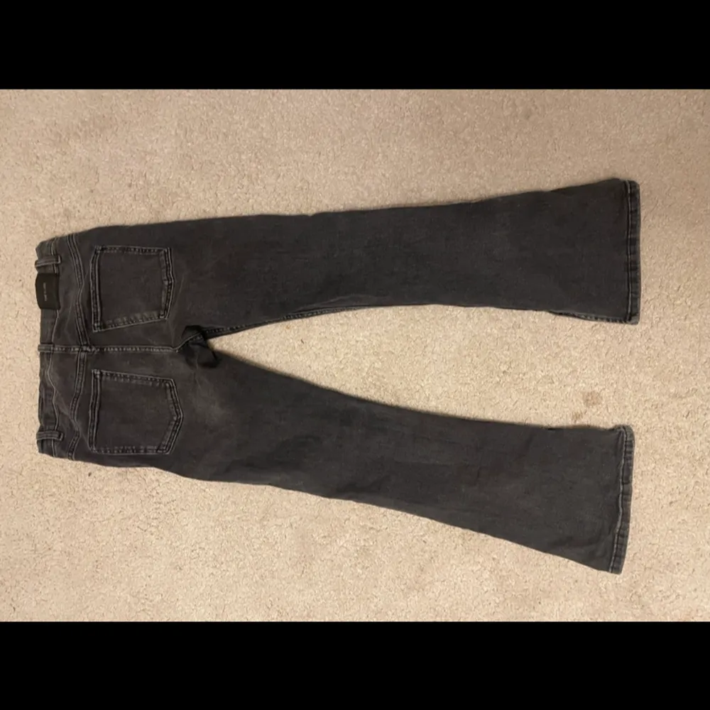 Jätte fina svarta/mörk gråa jeans. Har andvänts inte alls så många gånger. Dom är inte slitiga. (Köpte dom för 400 kr). Jeans & Byxor.