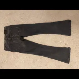 Jätte fina svarta/mörk gråa jeans. Har andvänts inte alls så många gånger. Dom är inte slitiga. (Köpte dom för 400 kr)