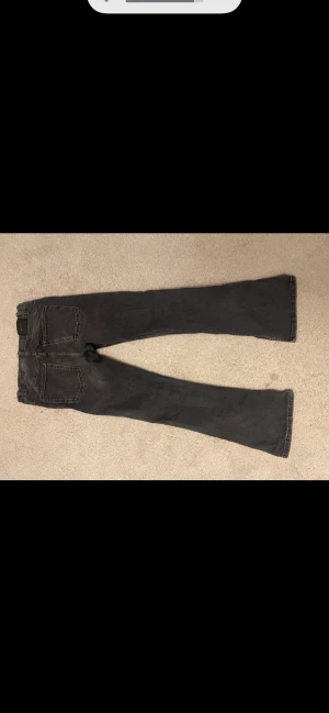 Lågmidjade flared jeans  - Jätte fina svarta/mörk gråa jeans. Har andvänts inte alls så många gånger. Dom är inte slitiga. (Köpte dom för 400 kr)