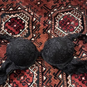 Svart bh 75B - Svart spets-bh från Lindex. Mycket push-up och fina detaljer. Nyskick. Pris kan diskuteras. Köparen står för frakten men kan även mötas upp på Södermalm i Stockholm. 