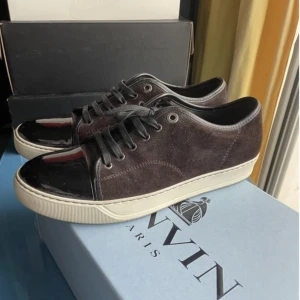 Lanvin skor - Säljer nu ett par väldigt fräscha lanvins i färgen brun! De är i Uk 8 vilket motsvarar 42/43🥂 Hör av er vid eventuella frågor!!