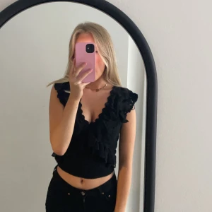 Populär zara topp  - Säljer denna super fina zara topp! Använd fåtal gånger och varan har inga defekter. Säljer för 200kr. Köp via köp nu 💘🫶🏼