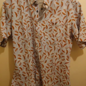 Ny kortärmad Bison sport skjorta  - Helt ny oanvänd Bison sport skjorta i storlek L , kortärmad och snyggt ljusblått mönster med orange inslag.  Stilren design för många tillfällen  Mitt pris endast 149 kr plus frakt 