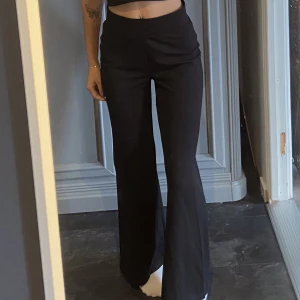 Svarta byxor  - Fina svarta byxor från Nelly. Storlek xxs men sitter som xs/s. Väldigt fint skick🖤