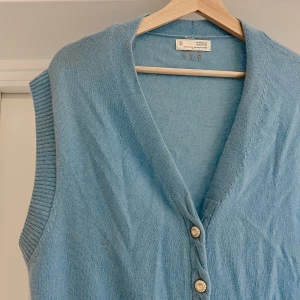 Odd Molly väst - Unik blå väst från Odd Molly! Enkel design med fina detaljer 🦋 Storlek M. Sparsamt använd. Nypris 2295kr