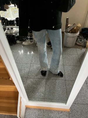 Coola jeans - Galet snygga bootcutjeans med blekningar🌟🌟pris+frakt