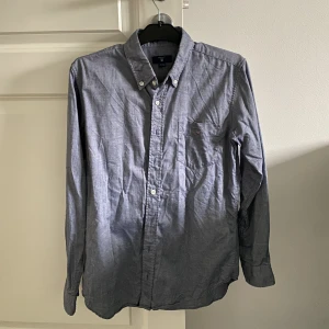 Gant Skjorta - Säljer nu denna skjorta från Gant i storlek 170. Skick 9/10.  Vid frågor är det bara att höra av!