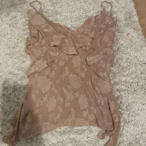 Zara linne  - Säljer denna super snygga zara linne då den inte kommer till någon användning. Använd en gång varan har inga defekter. Köp via köp nu 💘🫶🏼