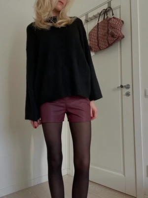 Mörkröda lädershorts - Så sjukt snygga skinnshorts från Nakd i så sjukt fin mörkröd färg❤️ 