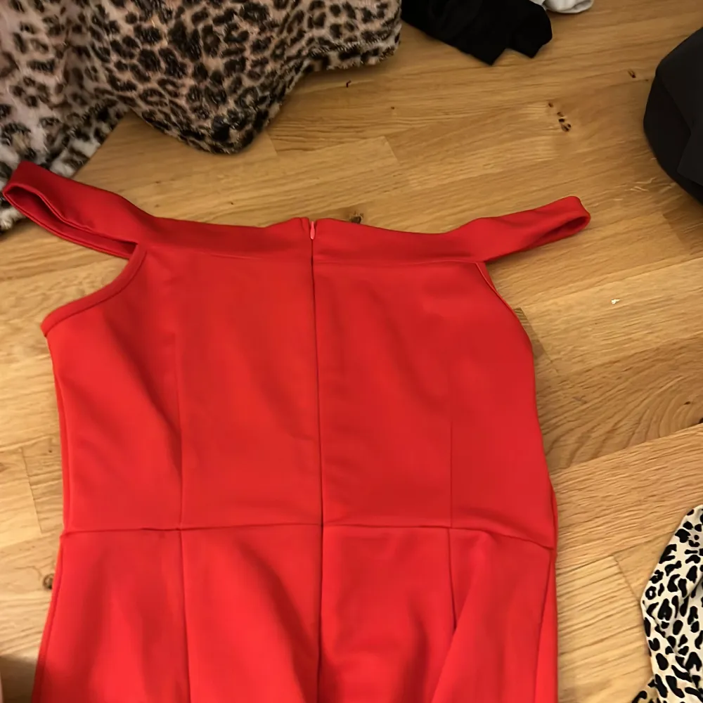En superfin röd klänning med slits, säljer för den är för stor för mig. Inga effekter eller något. Klänningar.