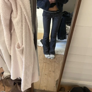 Lågmidjade kostymbyxor  - Jätte fina grå Lågmidjade kostymbyxor! Storlek 36 och är 105 långa jag är 169 lång💗💗 ställ frågor💗💗