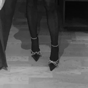 Klackar  - Skitsnygga klackar med liten defekt då man har bandet över det andra när man har på sig klackarna. Aldrig använt dem 😊