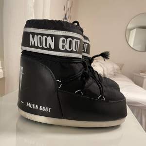 Svarta Moon Boots i strl 39/41, använda endast ett fåtal gånger💖(nypris 2000kr)priset går att diskutera🫶