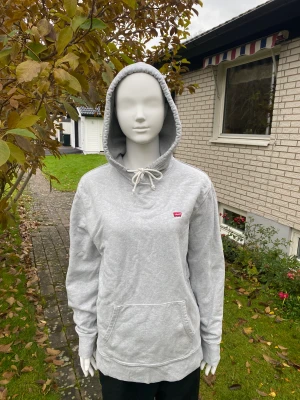 Hoodie - Den är hyfsat välanvänd men fortfarande i gott skick.  Plaggets mått i cm:  axelbredd 46, längd 71, ärmlängd 66. Den är normal i storleken. 
