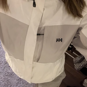 Helly Hansen vindjacka - Vit Helly Hansen jacka som är perfekt att han när man antingen springer eller bara ute o går. 