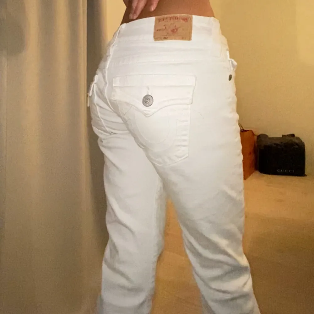 Bud kan diskuteras! Ett par vita true relegion jeans som är för stora för mig så använder dem knappt därför jag säljer dem! Dem är low waist och perfekt i längden. Original pris 2700kr💗 jag är 170cm som referens 😊. Jeans & Byxor.