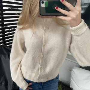 Stickad kofta - Så himla snygg kofta som passar till allt. I väldigt bra skick, är bara använd ett fåtal gånger☺️