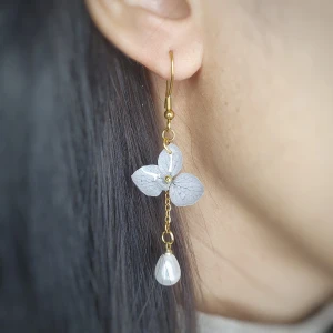 Handgjorda örhängen - Handgjorda örhängen med gråa blommor och pärlor