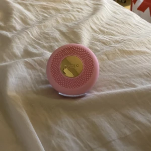 FOREO  - FOREO i nyskick säljer då den ej kommer till användning man får med laddare och hållare och foreon såklart skriv om frågor 