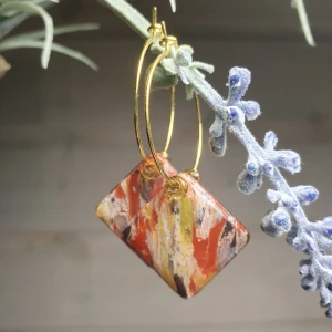 Örhängen - Handgjorda örhängen  Material : polymerclay / resin Hoops : 2.5cm Pendant : 1.8cm