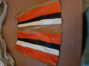 Stand studio skinnkjol - Resår i midjan. Passar till allt. Rymlig. 100% skinn