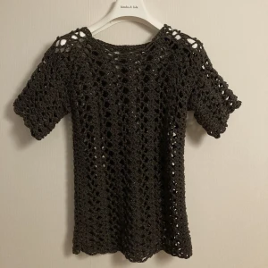 Stickad tröja  - Glest stickad tröja med korta ärmar! Grå och lite skimmrig. S men ganska stretchig⭐️🪐